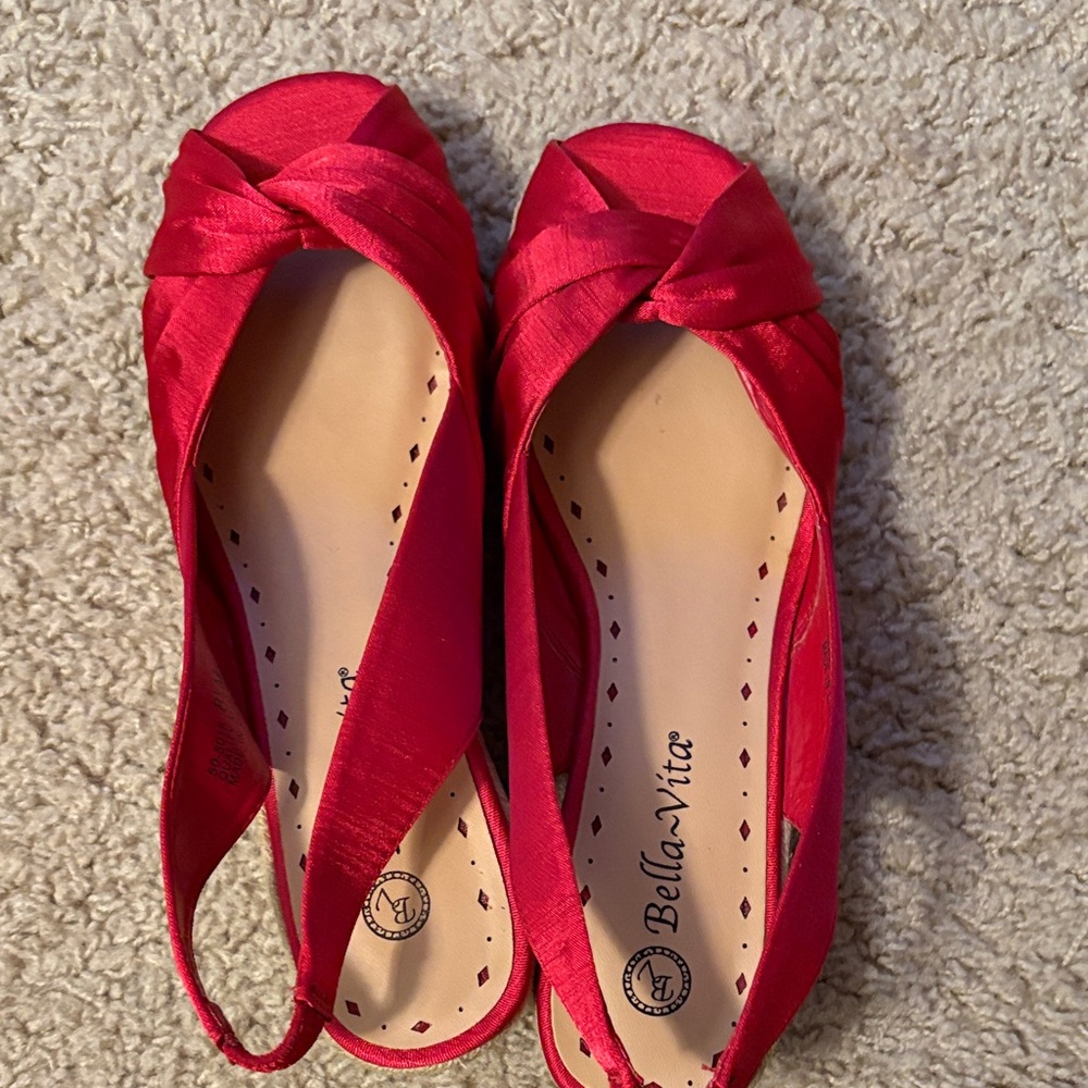 Bella Vita Women's Vibrant Red Peep-Toe Heels